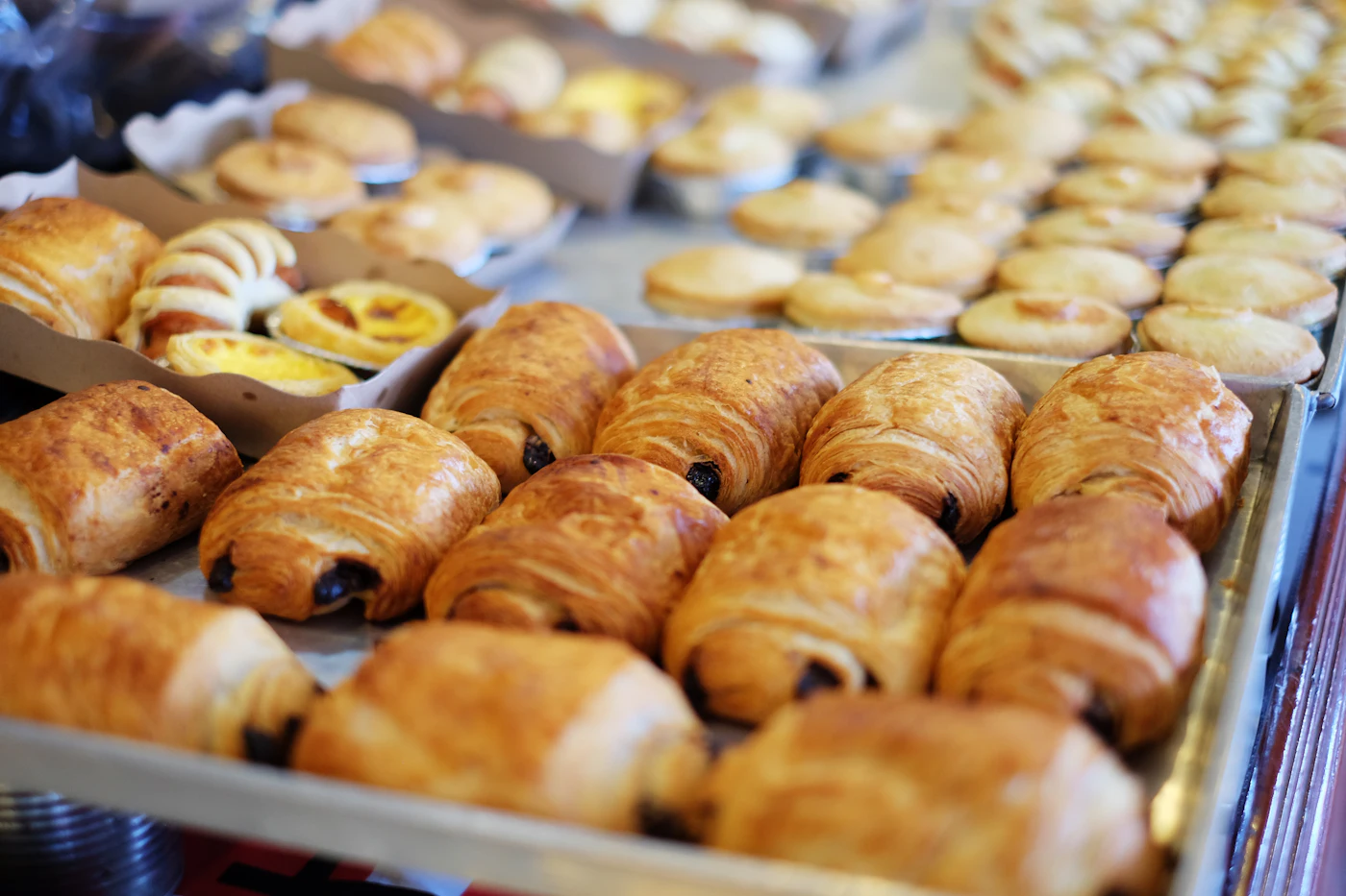 Plech s croissantmi a pain au chocolat
